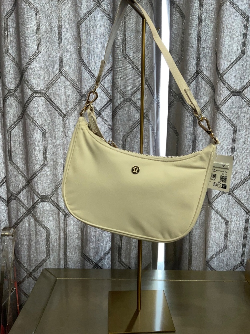 Lululemon City Essentials Small Shoulder Bag 3L in Light Ivory/Gold - Picture 5 of 7
